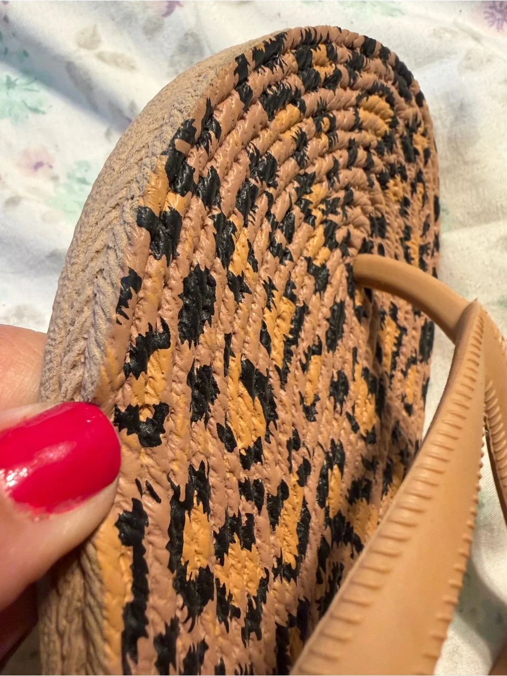 Ladies Flojos Tan Leopard Print Flip Flop Sandals size 6 NWT